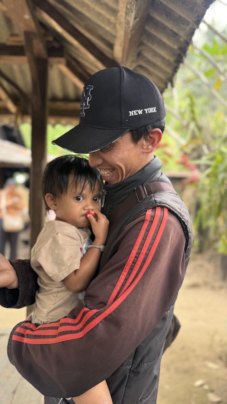 Un papa et sa fille dans le village