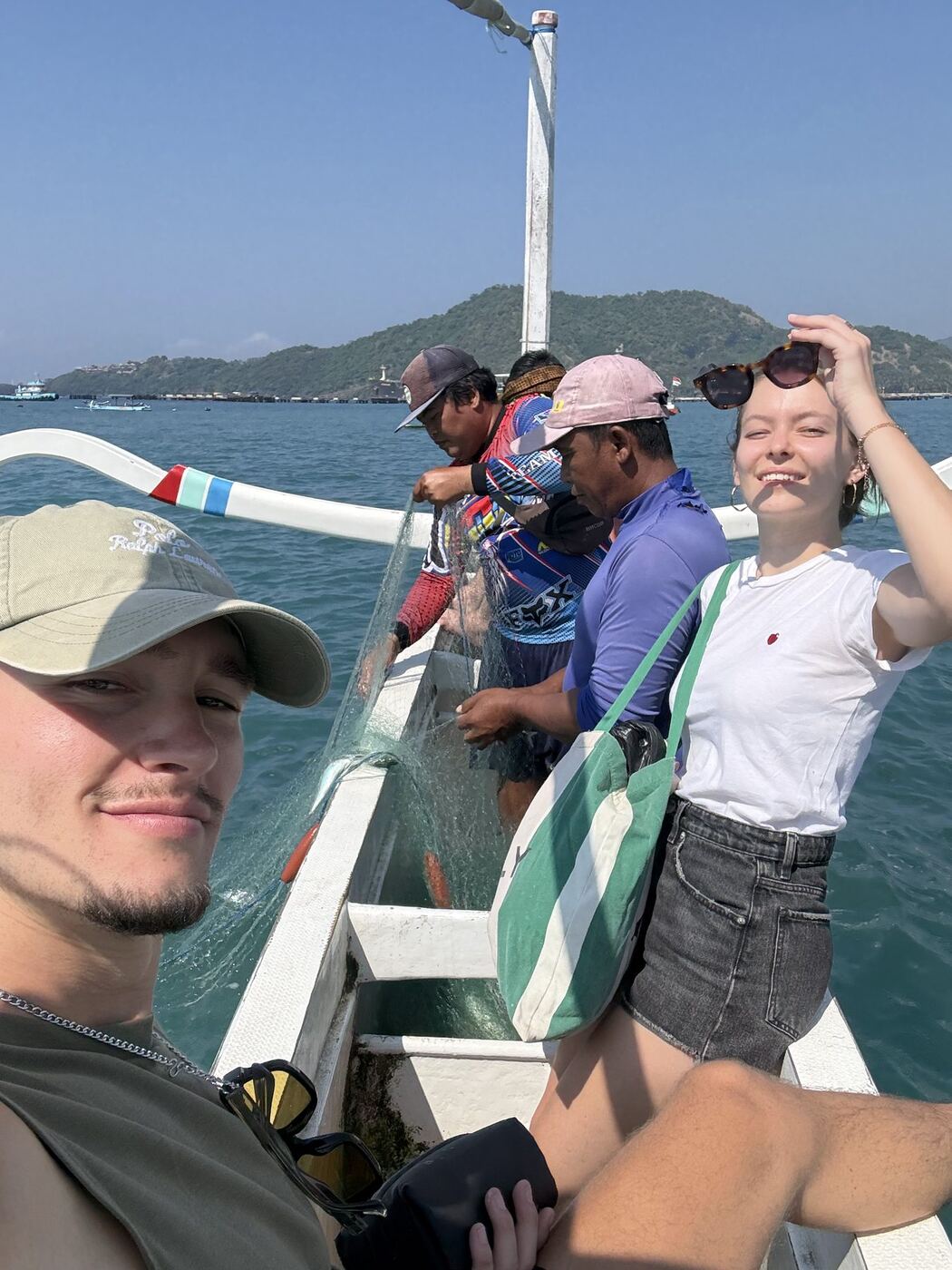 À bord du bateau de pêche, filets à l'eau
